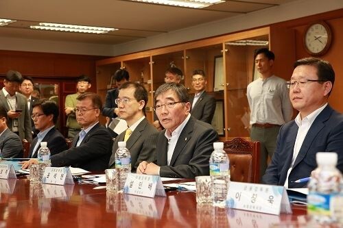 윤석헌 금융감독원장이 ‘보험산업 혁신제고 방안’에 대한 회의를 진행하고 있다.[사진 = 금융감독원]