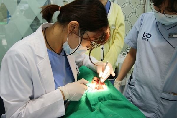 유디치과의 ‘우리동네 이 밝은 세상’ 대상자로 선정된 김 군(14세)이 치아 검진을 받고 있다.[사진제공=유디치과]
