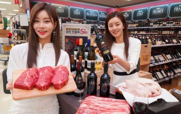 ▲25일 오전 이마트 용산점에서, 모델들이 2019년 연중 내내 진행하는 와인과 육류 연계 할인 행사를 소개하고 있다. [사진=이마트]