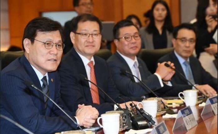 최종구 금융위원장은 9일 서울 여의도 금투센터에서 열린 ‘증권회사의 혁신금융 활성화를 위한 간담회’에서 증권업계 관계자들과 의견청취를 하고 있다.[사진 = 금융위원회 제공]