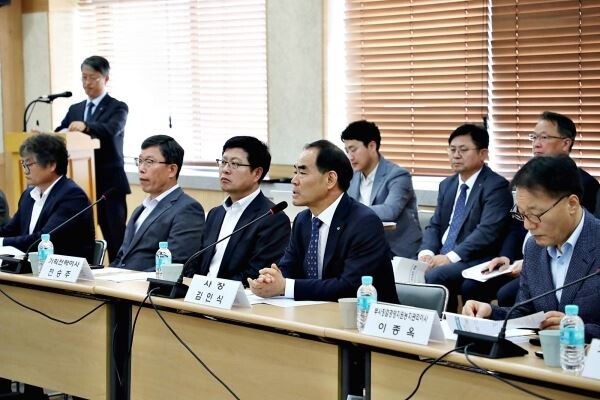 김인식 농어촌공사 사장이 농어민단체장과의 간담회에서 현장중심 농어업정책을 수행하겠다고 말했다.[사진제공=한국농어촌공사]