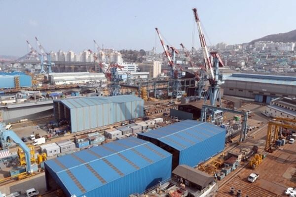 필리핀 자회사 수빅 조선소 자본잠식으로 일시중단된 한진중공업 주식 매매거래가 출자전환 완료로 21일 부터 주식 거래가 재개된다.[사진=연합뉴스]