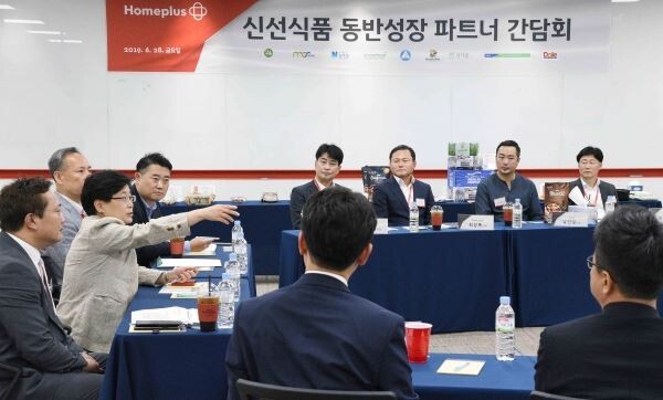 ▲임일순 홈플러스 사장(사진에서 왼쪽)이 지난 28일 협력사와 동반성장 파트너 간담회 중 발언하고 있다. [사진=홈플러스]