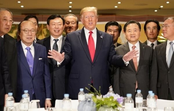 트럼프 대통령은 30일 오전 10시 숙소인 용산구 그랜드하얏트호텔에서 열린 국내 주요 그룹 총수들과의 회동에서 한국 기업의 더 많은 투자를 요구하면서 기업들의 고심이 깊어지고 있다.[사진=연합뉴스]