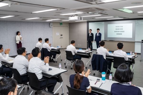 JB금융그룹은 전북은행과 광주은행에서 6개월 동안 진행해온 ‘신입직원 아이디어 공모전’의 최종 발표회를 진행했다. [사진제공=JB금융]