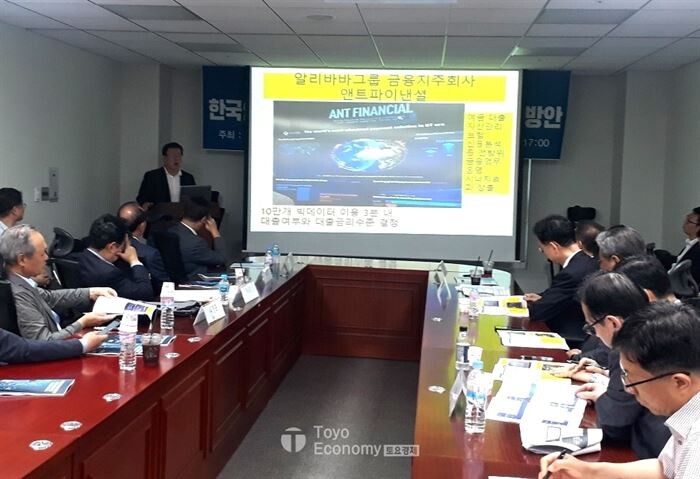 2일 한국금융ICT금융학회·김종석 자유한국당 의원이 공동 주최한 ‘제3인터넷전문은행 불발로 본 한국인터넷전문은행의 위기원인과 발전방안’세미나가 국회 의원회관 제4간담회실에서 열렸다.[사진 = 문혜원 기자]