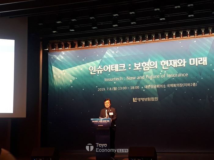 최종구 금융위원회 위원장이 8일 오후 서울 중구 대한상공회의소(대한상의)에서 생명보험협회 주최로 열린 ‘인슈어테크: 보험의 현재와 미래’ 세미나에서 기조연설 하고 있는 모습[사진 = 문혜원 기자]