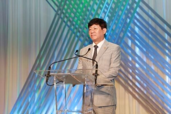 2019 세계신협협의회 연차 총회에서 세계신협협의회(WOCCU; World Council of Credit Unions)이사로 재선된 김윤식 신협중앙회장이 소감을 발표하고 있다.[사진제공=신협중앙회]