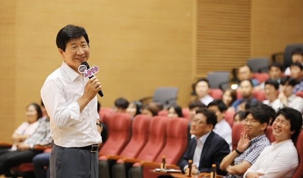 22일 삼성디스플레이에 따르면 전날 삼성디스플레이 아산2캠퍼스에서 이동훈 대표이사와 임직원 450여 명이 참석한 가운데 '함께하는 소통연습' 행사가 열렸다.
