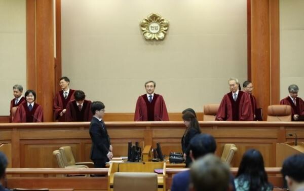 유남석 헌법재판소장을 비롯한 헌법재판관들이 29일 오후 서울 종로구 계동 헌법재판소에서 의료법 제33조 제8항 이른바 '1인 1개소법' 등에 대한 위헌법률심판과 헌법소원심판을 하기 위해 심판정으로 들어서고 있다.[사진=연합뉴스]
