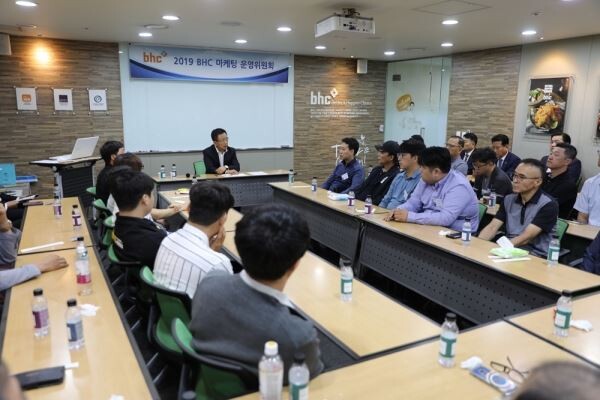 ▲bhc치킨 서울 송파구 본사에서 열린 정기총회에 참석한 임금옥 대표와 운영위원들. [사진=bhc치킨]
