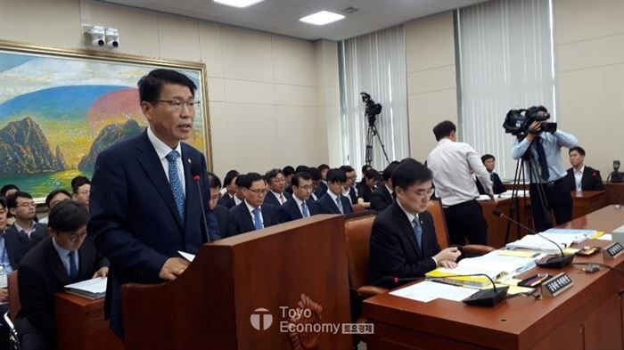 은성수 금융위원장이 4일 오전 10시 국회 정무위원회 국정감사에서 인삿말을 하고 있다.[사진 = 문혜원 기자]