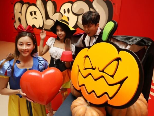 ▲3일 오전, 롯데백화점 에비뉴엘 월드타워점 아트홀에서 모델이 'HALLOW' 전을 소개하는 모습. [사진=롯데쇼핑]