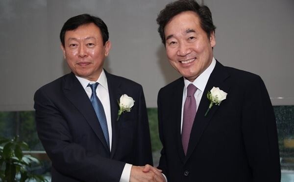 이낙연 국무총리가 18일 저녁 서울 모처에서 신동빈 롯데그룹 회장과 비공개 면담을 갖고 일본 정계 분위기를 미리 파악할 예정으로 알려져, 한일 갈등의 해법을 일정부분 찾는 계기가 될지 주목된다. (사진제공=연합뉴스)