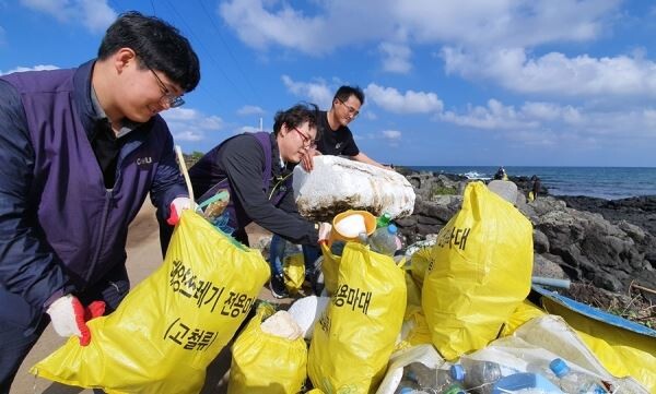 ▲19일 제주 한담해변에서 참여자들이 쓰레기 수거 봉사활동을 진행하고 있다. [사진=BGF리테일]
