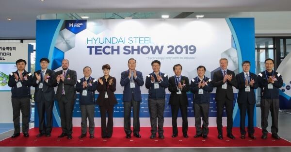 지난 22일 현대제철 당진제철소에서 열린‘2019 현대제철 기술박람회’개막식에서 참석자들이 오픈세러머니 후 기념촬영을 하고 있다. (좌로부터 현대제철 이형철 부사장, 한국철강협회 이민철 부회장, SMS 다니엘 크니 부사장, 현대제철 서명진 부사장, 삼우ECO 김윤자 대표, 한국내화 김상배 대표, 현대제철 안동일 사장, SPCO 타이조츠쯔이 대표, 현대제철 이계영 부사장, PRIMETALS 마커스 피클러 부사장, 서울엔지니어링 이원석 대표, 박종성 현대제철 부사장) [사진제공=현대제철]
