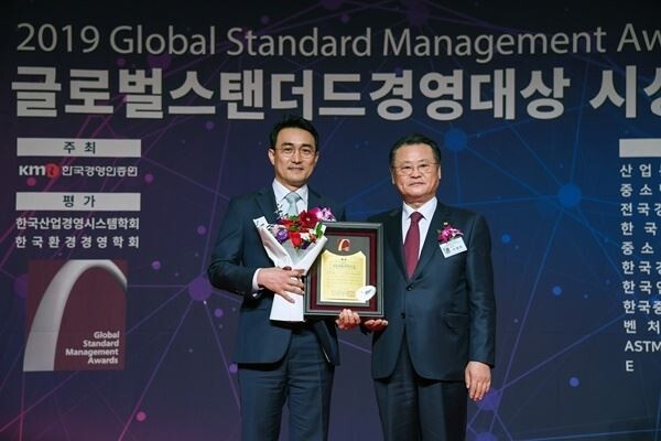 (왼쪽부터) 기아차 CSR경영팀 노계환 팀장, 대구상공회의소 이재하 회장이 시상하는 모습. (사진제공=기아자동차)