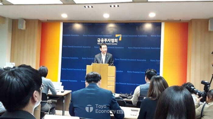 권용원 금융투자협회장이 30일 기자간담회를 개최하고 사퇴할 의사는 없음을 밝혔다.[사진 = 문혜원 기자]