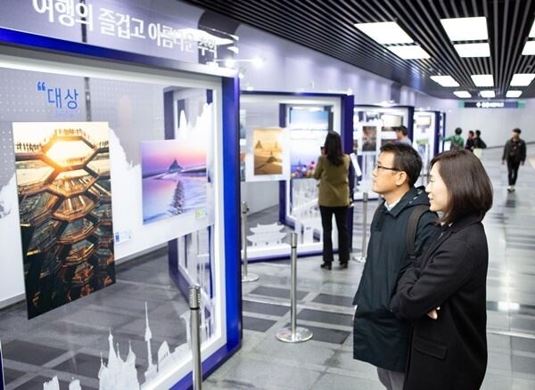대한항공은 11월 12일부터 12월 2일까지 서울 용산구 소재 국립중앙박물관 나들길에서 국내 최고 권위의 여행사진 공모전인 ‘제26회 대한항공 여행사진 공모전’ 전시회를 개최한다. 사진은 일반 시민들이 전시된 작품사진을 둘러보고 있는 모습. (사진제공=대한항공)