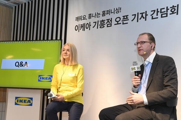 ▲안예하임 이케아 기흥점장 (좌), 프레드릭 요한손 이케아 코리아 대표 (우)가 5일 열린 기자간담회에서 질의응답에 답변하는 모습. [사진=이케아코리아]