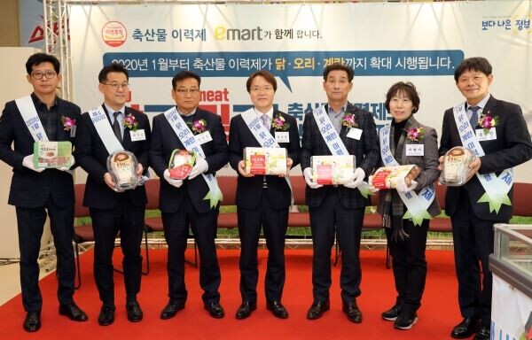 ▲ (왼쪽부터) 한국오리협회 김만섭 회장, 이마트 곽정우 본부장, 한국육계협회 김상근 회장, 축산물품질평가원 장승진 원장, 대한양계협회 이홍재 회장, 한국소비자연맹 이향기 부회장, 한국토종닭협회 문정진 회장 등이 기념사진을 촬영하는 모습. [사진=이마트]