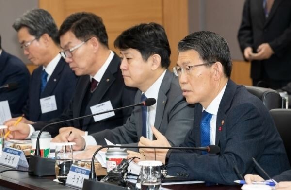은성수 금융위원장이 12일 오전 서울 세종대로 정부서울청사에서 주요 은행장들과 가진 간담회에서 최근 발생한 DLF 사태와 관련해선 "은행권에 대한 신뢰가 실추되는 사건이었다"면서도 "이를 변화와 도약을 위한 전화위복의 기회로 삼아야 한다"고 말했다.[사진제공=금융위원회]