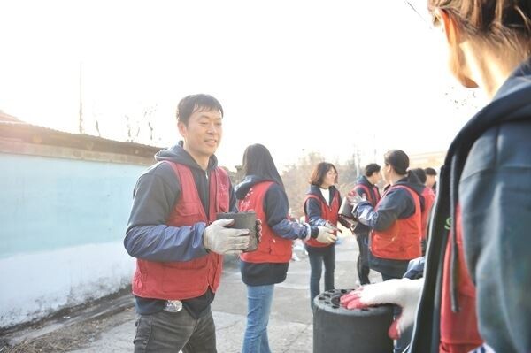 게임업계가 연말을 맞아 우리 이웃에 희망을 전달하기 위해 사회공헌활동에 적극적으로 나서고 있다. (사진제공=엠게임)