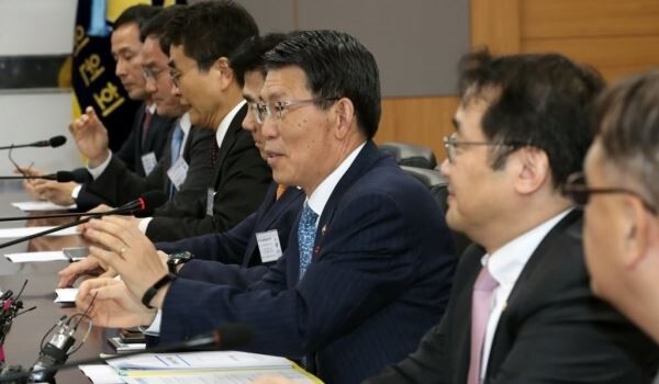 은성수 금융위원장이 7일 오후 서울 광화문 정부서울청사에서 열린 금융투자업계 최고경영자(CEO) 간담회에서 발언을 하고 있다. [사진=연합뉴스]