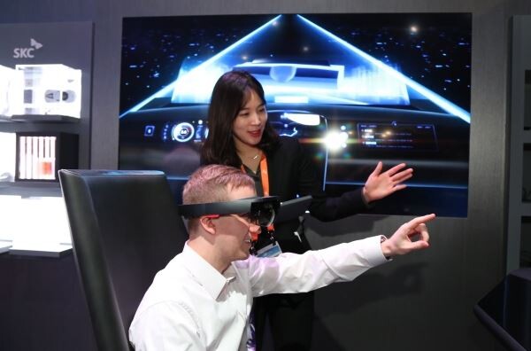 SK 계열 화학·소재 업체 SKC는 미국 라스베이거스에서 열리는 세계 최대 IT·가전 전시회 'CES 2020'에서 고부가·고기능 모빌리티(이동수단) 소재를 선보였다고 8일 밝혔다. (사진제공=SKC)