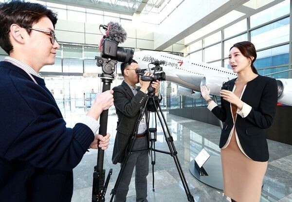 아시아나 항공의 '유튜브 사내방송'인 '올티비'가 개국 1년을 맞아 지난 29일 25번째 방송을 선보였다고 30일 밝혔다. (사진제공=아시아나)