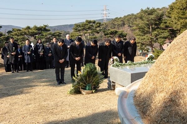 한진그룹이 5일 조중훈 창업주 탄생 100주년을 맞아 경기도 용인시 하갈동 소재 신갈 선영에서 약 60명의 그룹 관계자들이 참석한 가운데 기념 추모행사를 가졌다. (사진제공=대한항공)