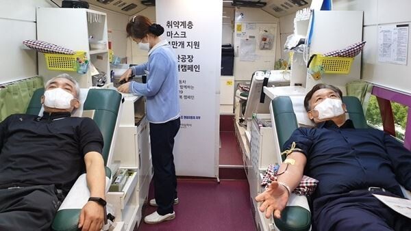 현대자동차 노사가‘코로나19 위기극복 특별합의’후속조치의 일환으로 단체 헌혈캠페인을 대규모로 진행하는 등 위기극복 지원에 본격 나섰다. (사진제공=현대자동차)