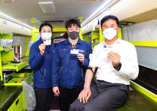 한영석(오른쪽) 현대중공업 사장 등 임직원들이 5일 울산 본사에서 코로나19 극복을 위한 단체 헌혈에 동참하고 있다. (사진제공=현대중공업)