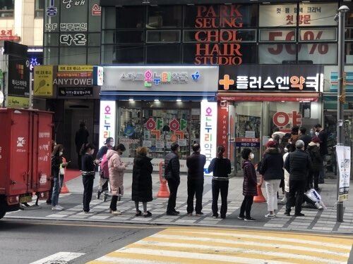 마스크 5부제 시행 첫날인 9일 오전 공적 마스크가 입고된 서초구의 한 약국 앞에 긴 줄이 늘어서 있다. /(사진=연합뉴스)
