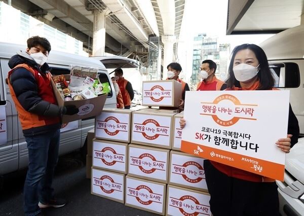 SK는 오는 17일부터 대구 1천명과 경북 500명 등 지방자치단체 추천을 받은 어린이 1천500명에게 도시락을 배달한다고 16일 밝혔다. 평일에는 도시락을 집으로 배달하며, 주말에는 밑반찬을 제공할 예정이다. 해당 어린이들은 통상 학기 중에는 학교 점심급식을 이용했으나, 최근 개교가 미뤄지면서 끼니를 거를 수 있다는 우려가 나온다. (사진제공=SK)