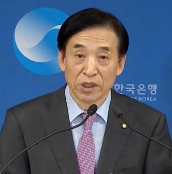 이주열 한국은행 총재가 16일 서울 중구 한국은행에서 열린 통화정책방향 기자 간담회에서 금리 인하 배경에 관해 설명하고 있다.[사진=연합뉴스]