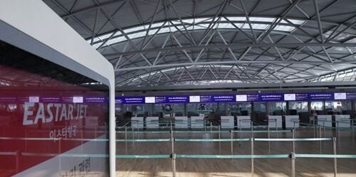 인천 국제공항 출국장 이스타항공 체크인 카운터가 운영 중단으로 썰렁한 모습을 보이고 있다./ (사진=연합뉴스)