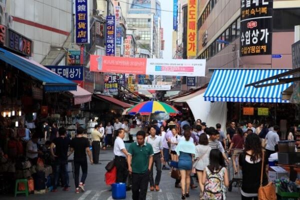 신종 코로나바이러스감염증(코로나19) 확산으로 자영업자들이 직격탄을 맞으면서 은행권의 자영업자 대출의 부실화 우려가 커지고 있다. 사진은 남대문시장. [사진=토요경제DB]