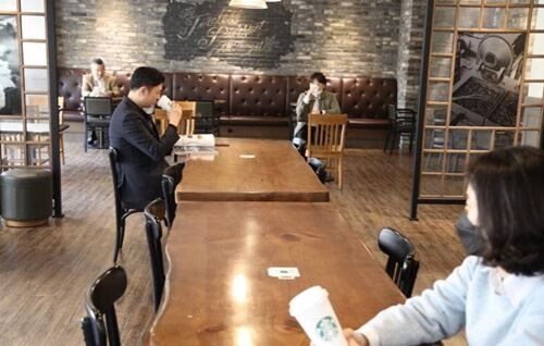스타벅스는 사회적 거리두기 운영을 강화하기 위해 전국 매장의 테이블 간 간격을 비롯해 다인용 테이블의 의자 간격을 1~1.5m씩 조정했다. /(사진=스타벅스)