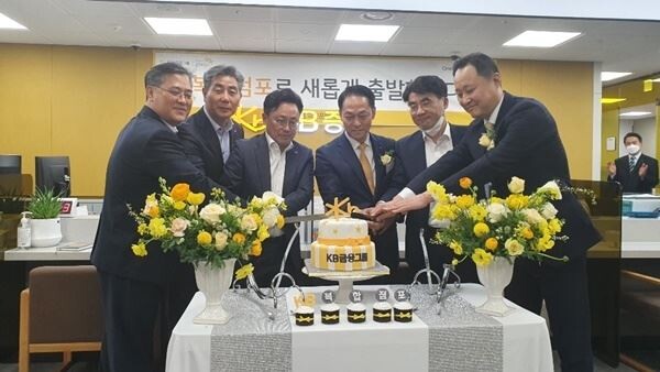 6일 KB금융그룹 가산디지털종합금융센터 WM복합점포 개점식에서 KB국민은행 김동록 남부지역영업그룹대표(왼쪽에서 두번째), KB증권 이홍구 WM총괄본부장(왼쪽에서 네번째)이 임직원과 함께 축하케잌을 자르고 있다. (사진제공=KB금융그룹)