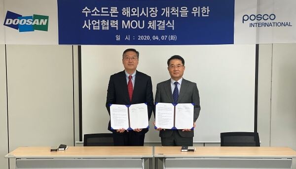 이두순 DMI 대표(왼쪽)와 유재진 포스코인터내셔널 자동차사업실장이 협약서를 들고 기념촬영을 하고 있다. (사진제공=DMI)