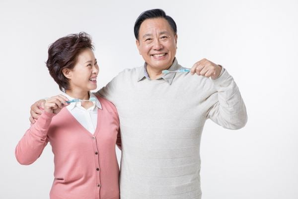 노년기의 치아건강을 위해서는 정확한 칫솔질 방법과 올바른 생활습관이 중요하다.[사진제공=유디치과]