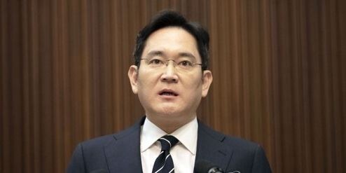 이재용 삼성전자 부회장이 6일 서초동 사옥에서 경영권 승계와 노조 문제 등과 관련해 대국민 사과를 하고 있다. (사진=연합뉴스)