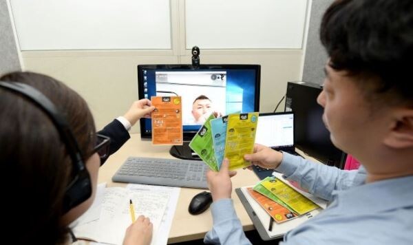 KOTRA가 13일 온라인으로 ‘중국 화장품 감독 관리조례 개정 설명회’를 개최한다. 이번 설명회에서 KOTRA는 조례 개정내용을 분석하고 중국 뷰티시장 전망을 제시한다. 사진은 우리 마스크팩 생산 기업이 중국 현지 바이어와 온라인 수출 상담을 하는 모습.[사진제공=KOTRA]