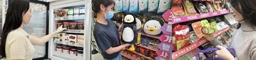 정부의 긴급재난지원금이 지난 13일부터 본격 지급되기 시작하면서 편의점 고가 상품·생필품 수요가 늘고 있다./ (사진=각사 제공)