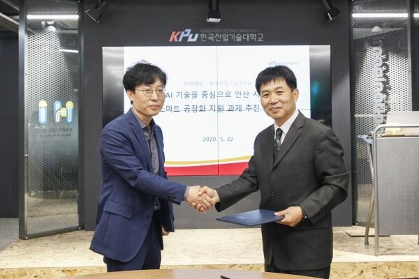 최낙훈 SK텔레콤 Industrial Data 사업유닛장(왼쪽)과 류옥현 한국산업기술대학교 4차 산업혁명 혁신선도대학 사업단 단장. (사진=SK텔레콤)