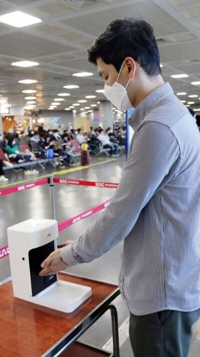 코로나19 확산 방지를 위해 에어부산이 25일부터 국내 모든 공항 지점 탑승구에 자동 손 소독기를 비치한다./ (사진=에어부산)