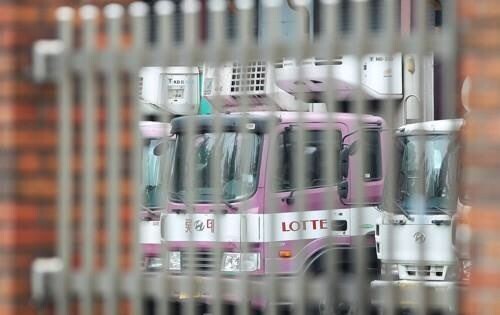 코로나19 확진자 발생으로 운영이 중단된 롯데제과 물류센터./ (사진=연합뉴스)