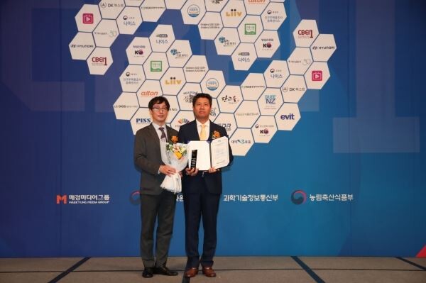 26일 열린 ‘2020 국가대표 브랜드 대상 시상식’에서 (오른쪽) 골프존 박강수 대표이사가 기념사진을 촬영하고 있다.