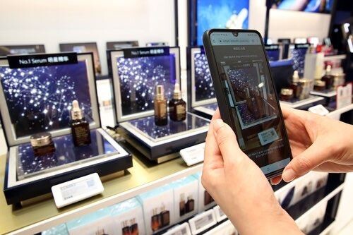 롯데면세점은 스마트 스토어 디지털 고도화 2단계 시작으로, 기존 아크릴 가격표를 모두 ESL(전자 가격표)로 교체했다./ (사진=롯데면세점)